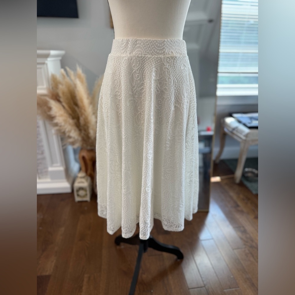 Lace lined white skirt size xs BNWT
